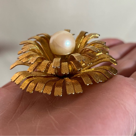 Vintage 50 60 Retro MCM Gold Faux pearl Oversized Sculpted Flower Brooch - Picture 8 of 11